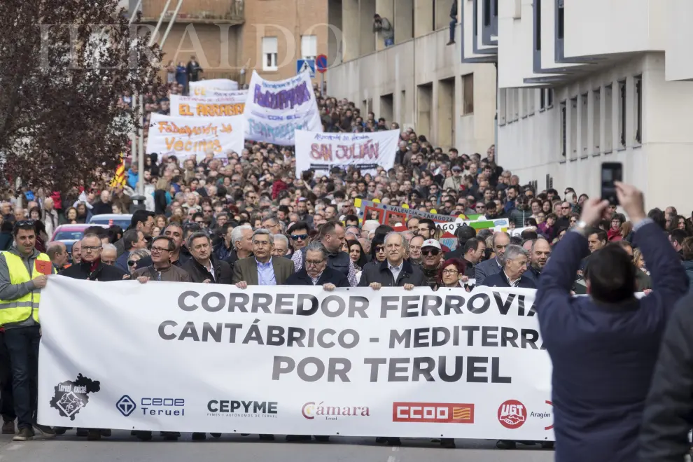 Manifestación histórica en apoyo a la línea de tren de Teruel y del eje Cantábrico - Mediterráneo el 1 de abril de 2017 convocada por Teruel Existe.