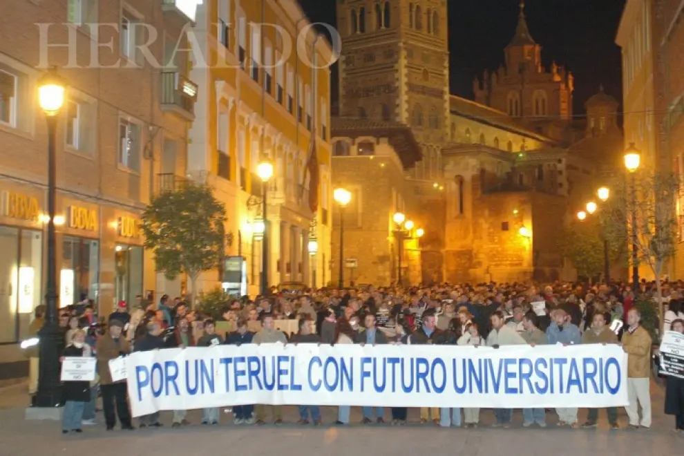Manifestación de estudiantes de secundaria en Teruel el 28 de noviembre de 2007 para exigir mas titulaciones universitarias para el campus turolense.