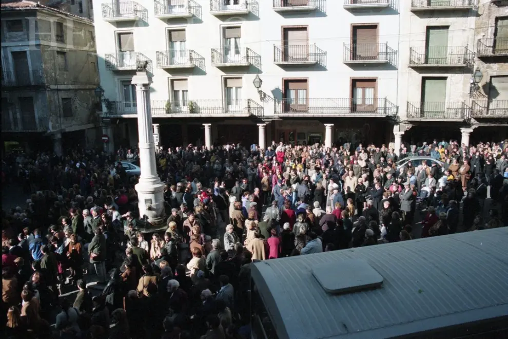 Primera movilización de la historia de Teruel Existe el 1 de diciembre de 1999 con un paro silencioso de cinco minutos seguidos. En la imagen, un momento de la concentración en la plaza del Torico de Teruel.