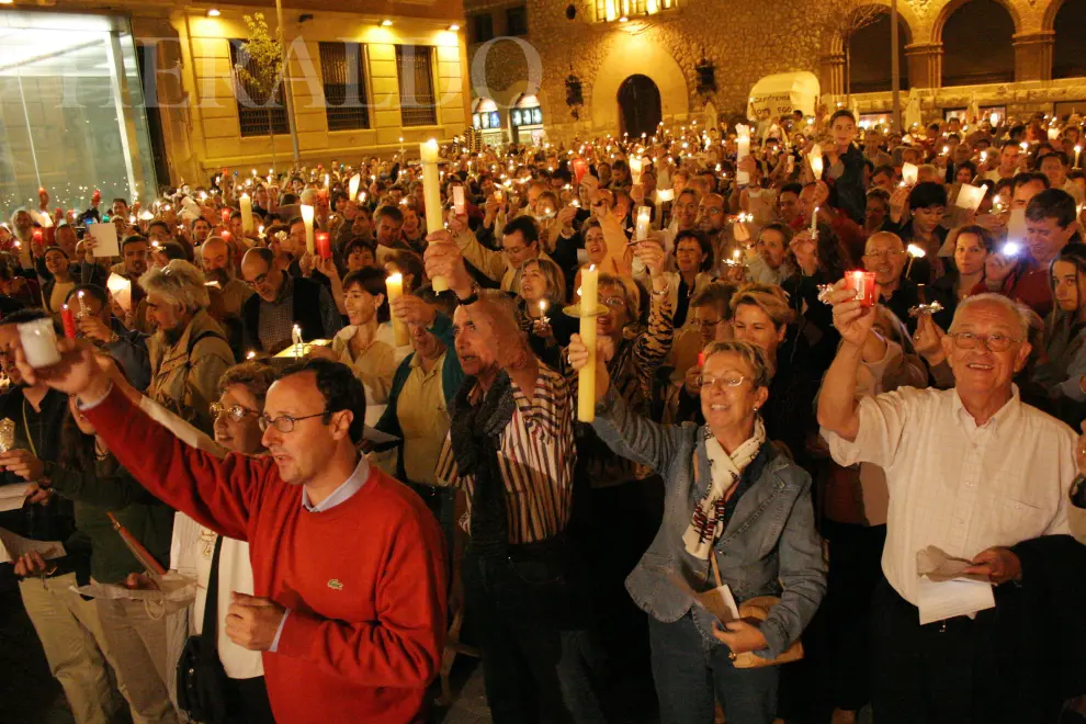 Protesta de Teruel Existe en la plaza San Juan de Teruel. Colocación de velas a José Luis Rodríguez Zapatero el 29 de septiembre de 2005.