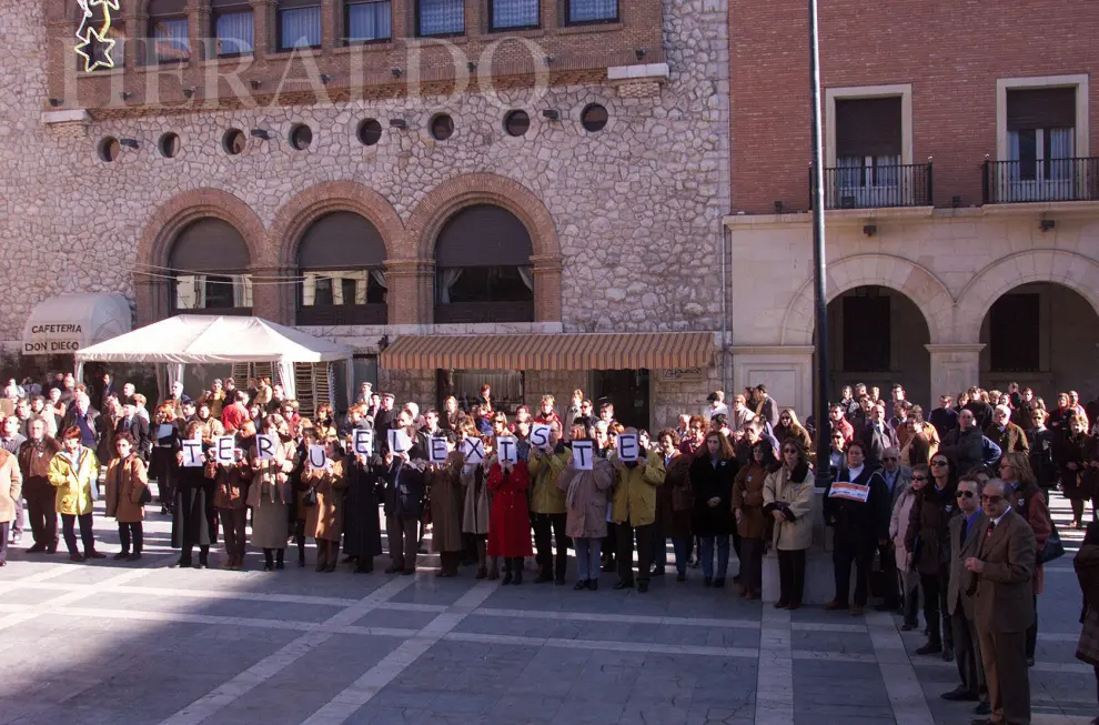 Primera movilización de la historia de Teruel Existe el 1 de diciembre de 1999 con un paro silencioso de cinco minutos seguidos.