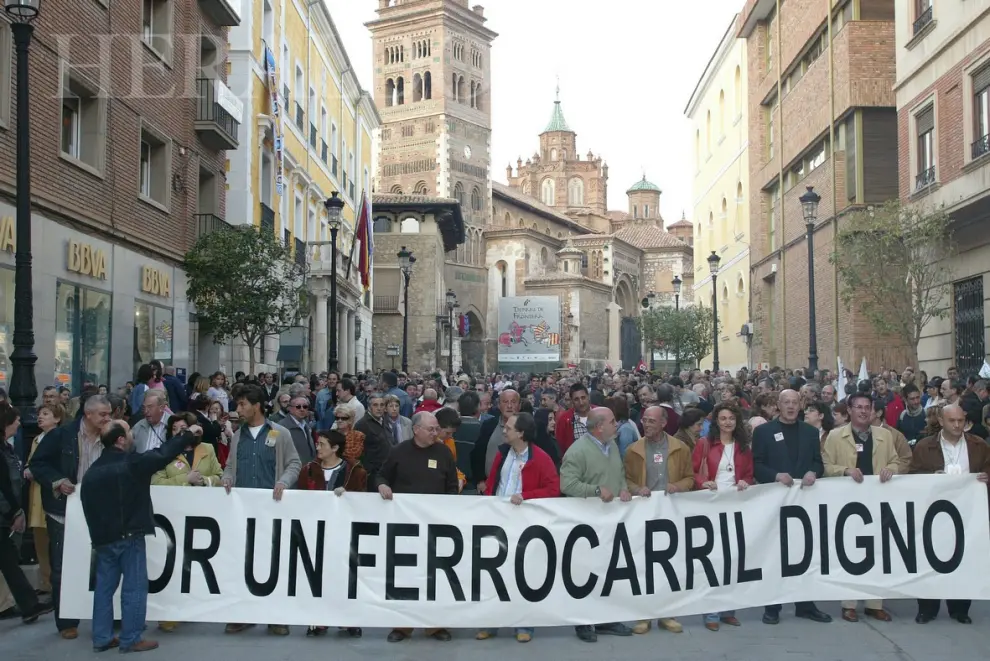 Protesta por los retrasos que arrastra la renovación de la línea férrea Teruel-Zaragoza el 19 de abril de 2007.