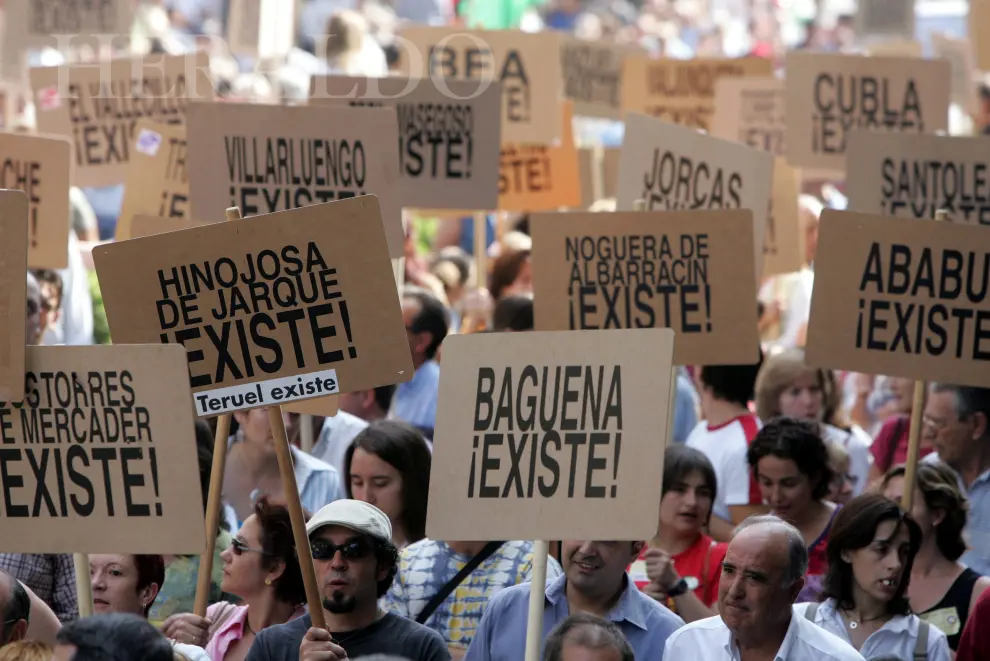 Más de 50.000 personas acudieron a la llamada de Teruel Existe en Zaragoza el 3 de octubre de 2004 para protestar por la falta de inversiones y los incumplimientos del PSOE con el AVE.