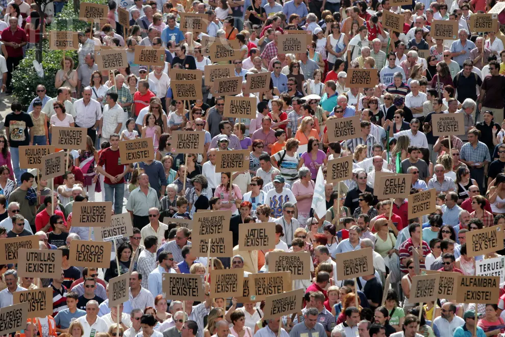 Más de 50.000 personas acudieron a la llamada de Teruel Existe en Zaragoza el 3 de octubre de 2004 para protestar por la falta de inversiones y los incumplimientos del PSOE con el AVE.