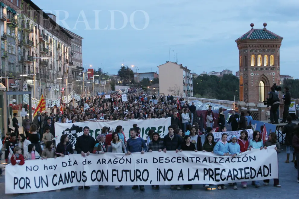 Manifestación en Teruel el 21 de abril de 2005 para reclamar mejores carreras universitarias.
