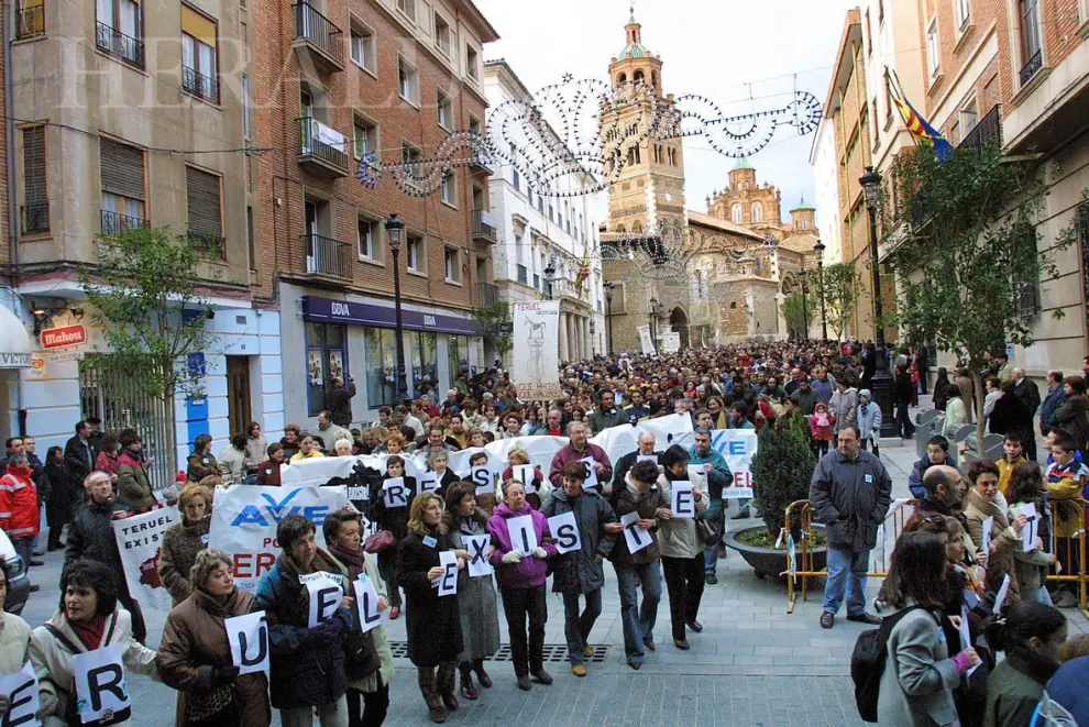 Teruel vuelve a clamar el 30 de noviembre de 2002 contra el olvido de las administraciones y reclamar más inversiones.