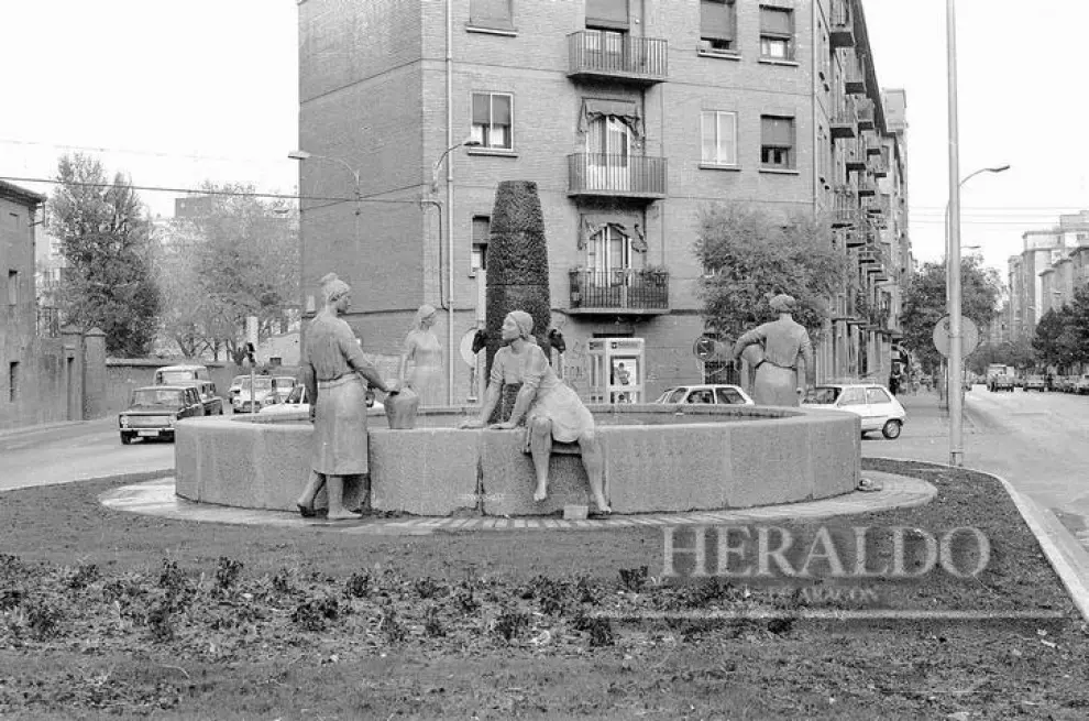 Imagen de la década de 1970. Vista del monumento a las aguadoras a la entrada del barrio de Las Fuentes de Zaragoza, protagonista del barriómetro de Heraldo.es