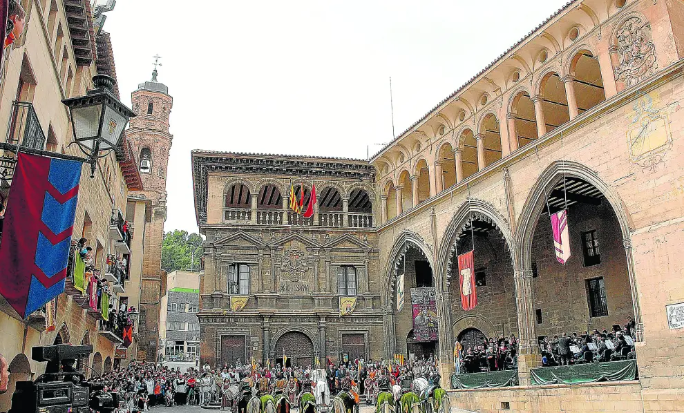 La plaza de España de Alcañiz acoge cada 23 de abril la Fiesta del Vencimiento del Dragón, un acto representativo de la ciudad y único en Aragón.