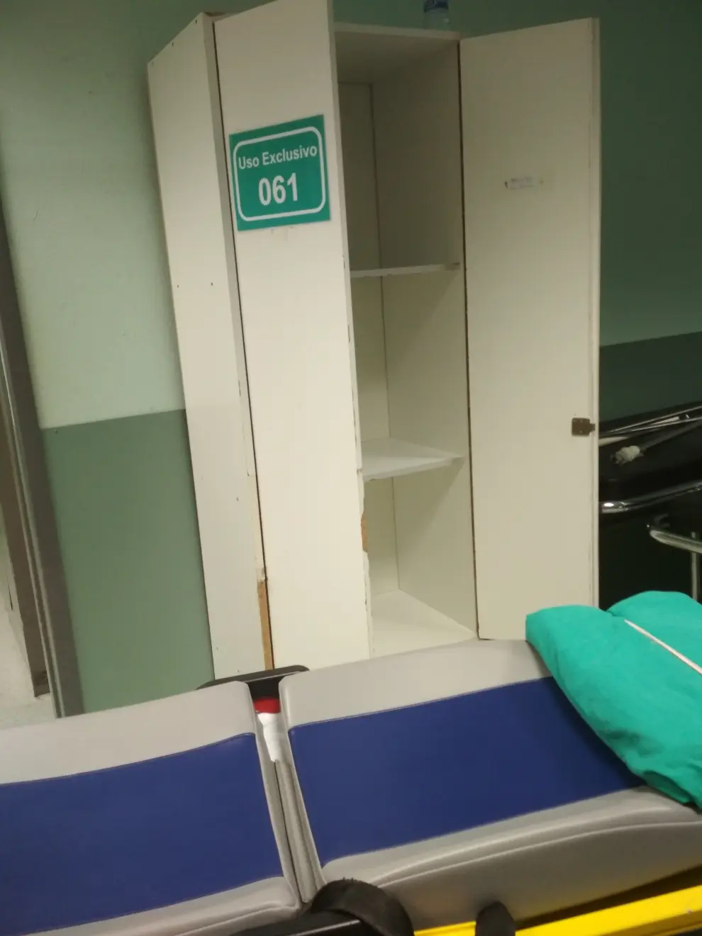 Los armarios vacíos muestran la carencia de sábanas y mantas para los pacientes que se transportan en ambulancias. En la imagen, uno de los armarios del Hospital Miguel Servet.