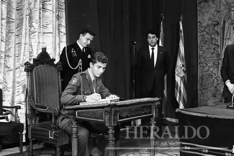 Antonio Embid, presidente de las Cortes de Aragón, entrega la Medalla de las Cortes al príncipe en el palacio de la Aljafería el 10 de mayo de 1986. En la imagen, el príncipe firmando en el libro de oro de la comunidad autónoma aragonesa.