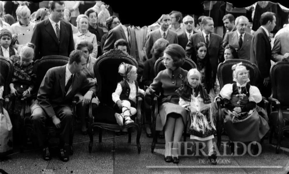 Felipe de Borbón, con sus hermanas y sus padres, entonces príncipes de España don Juan Carlos y doña Sofía, en la Ofrenda de flores de las fiestas del Pilar de 1970