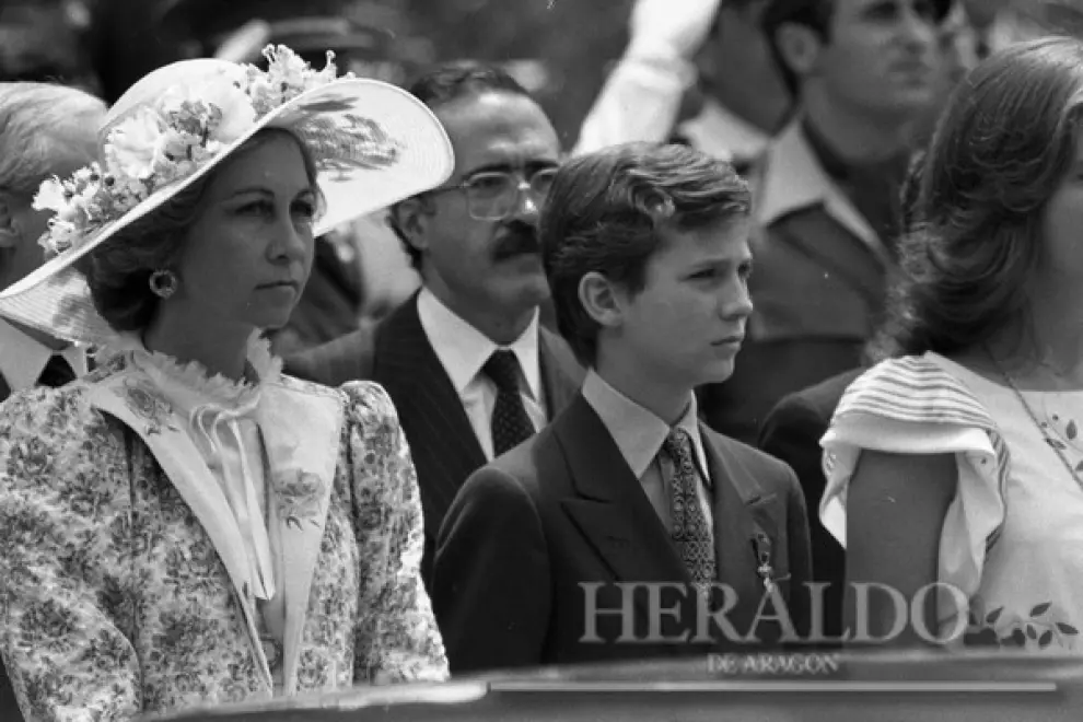 La reina doña Sofía y el príncipe Felipe en una ceremonia militar en Zaragoza a principios de los ochenta