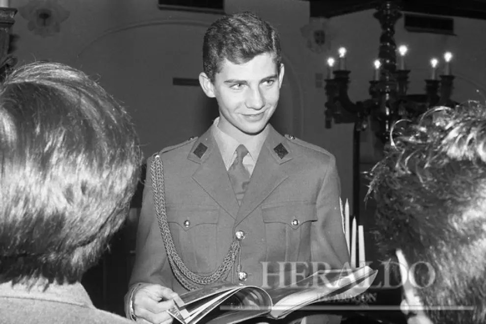 El príncipe don Felipe de Borbón visitando la Academia General Militar de Zaragoza antes de su ingreso en la misma, a principios de la década de los ochenta