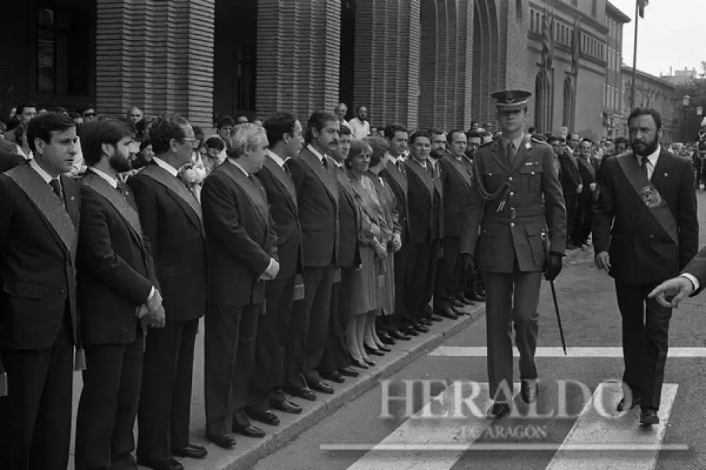 El entonces heredero de la Corona es recibido a las puertas del ayuntamiento de Zaragoza, antes de ser nombrado hijo adoptivo de la ciudad, el 16 de mayo de 1986