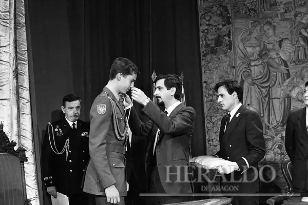 Antonio Embid, presidente de las Cortes de Aragón, entrega la Medalla de las Cortes al príncipe en el palacio de la Aljafería el 10 de mayo de 1986