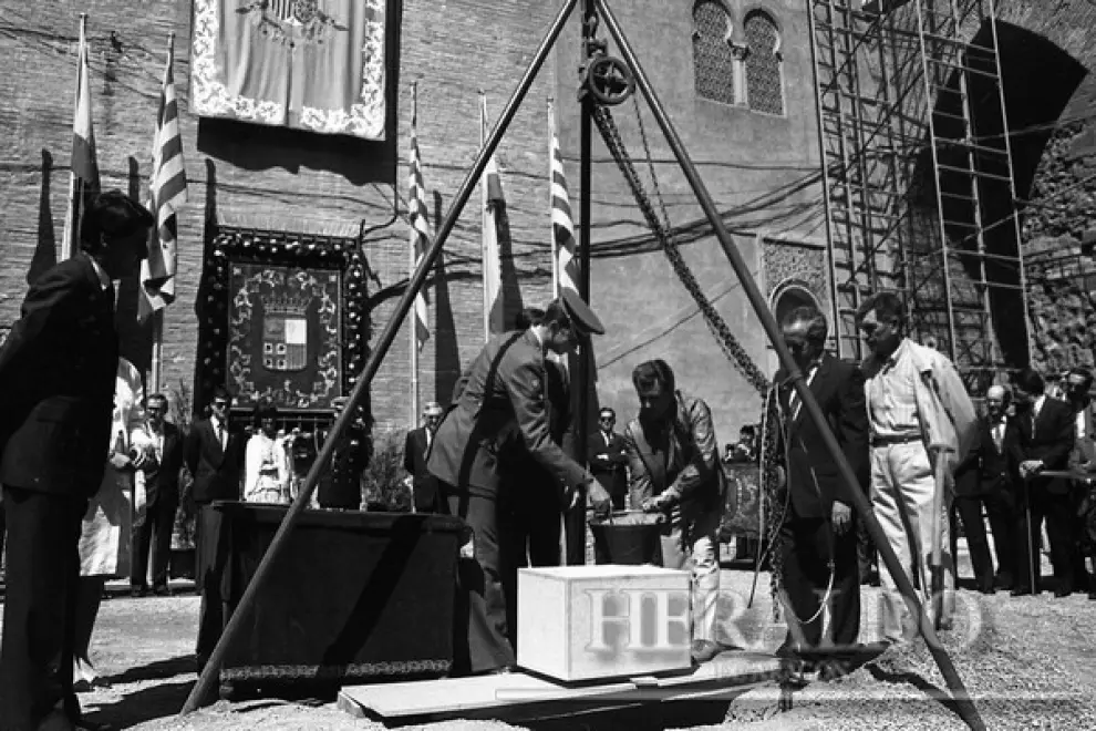 El príncipe Felipe coloca la primera piedra de las obras de rehabilitación del palacio de la Aljafería, acompañado de Antonio Embid, presidente de las Cortes, el 10 de mayo de 1986