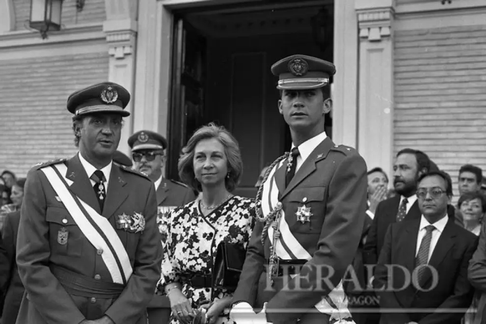El príncipe con sus padres, los reyes don Juan Carlos y doña Sofía, en un acto castrense en Zaragoza a finales de los ochenta