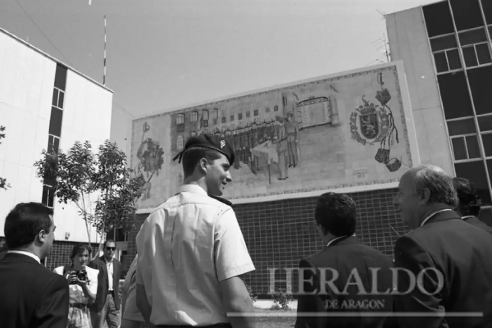 Felipe de Borbón preside la entrega de los nuevos murales de cerámica que la DPZ regaló a la Academia General Militar, el 12 de julio de 1989