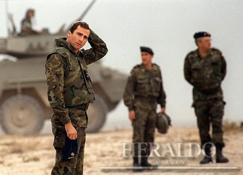 Felipe de Borbón, con el uniforme de capitán, participa en las maniobras con fuego real en el campo de maniobras de San Gregorio, el 21 de octubre de 1997