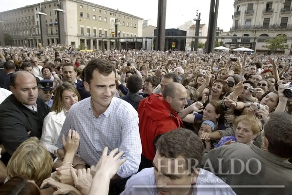Zaragoza también fue parada en el viaje de novios de los príncipes. Miles de zaragozanos les recibieron en la plaza del Pilar a su llegada el 24 de mayo de 2004