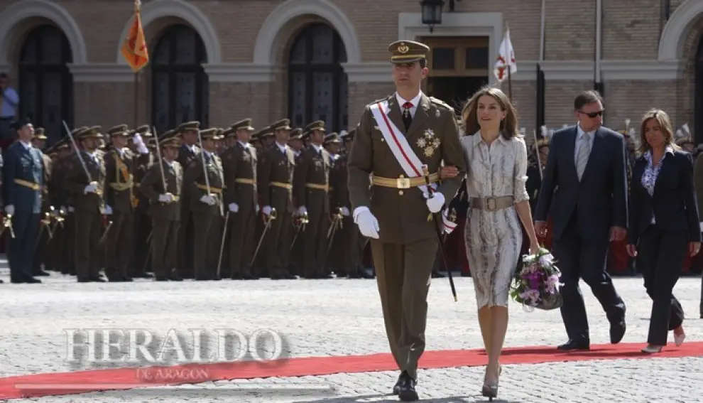 Los príncipes Felipe y Letizia en la entrega de reales despachos en la Academia General Militar el 10 de julio de 2008