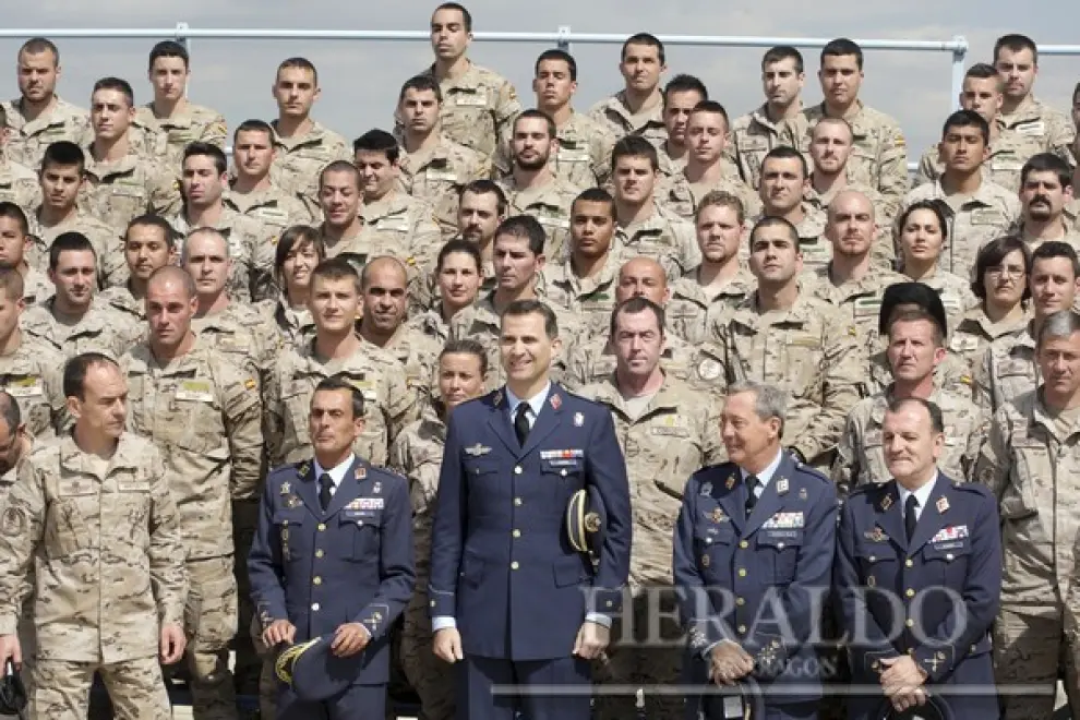Foto de familia del príncipe Felipe con miembros del Escuadrón de Apoyo al Despliegue Aéreo (EADA), el 10 de abril de 2012.