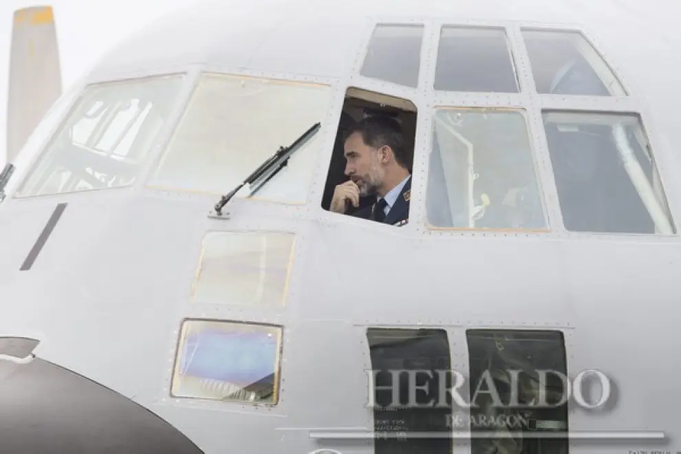 Visita del rey Felipe VI a la Base Aérea de Zaragoza. En la foto, en el interior de un avión de transporte Hércules, el 4 de mayo de 2015