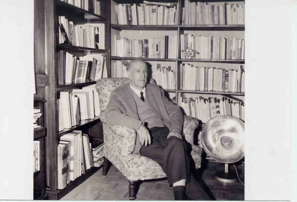 Vicente Aleixandre, en la espléndida biblioteca de su casa madrileña, santuario de la poesía.