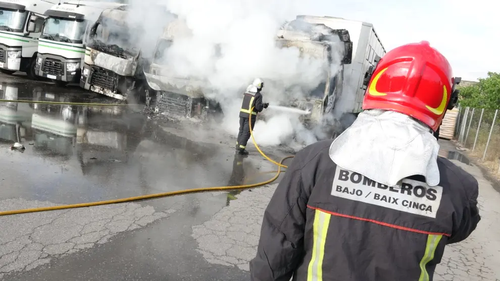 Imágenes del incendio de tres camiones en las instalaciones de Cincaporc en Fraga
