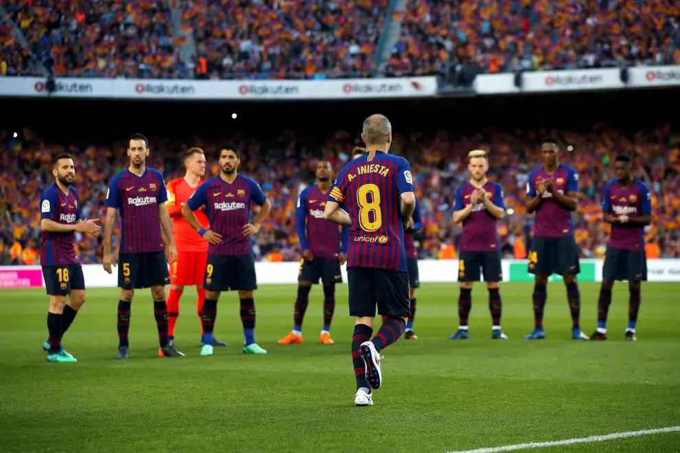 El Camp Nou homenajea a Iniesta