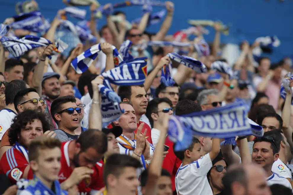 Aficionados zaragocistas animan en La Romareda durante el Zaragoza-Albacete.