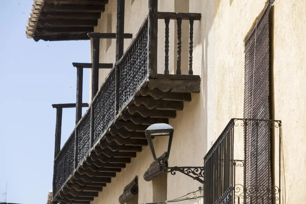 Balcón de madera en una calle de La Cerollera.