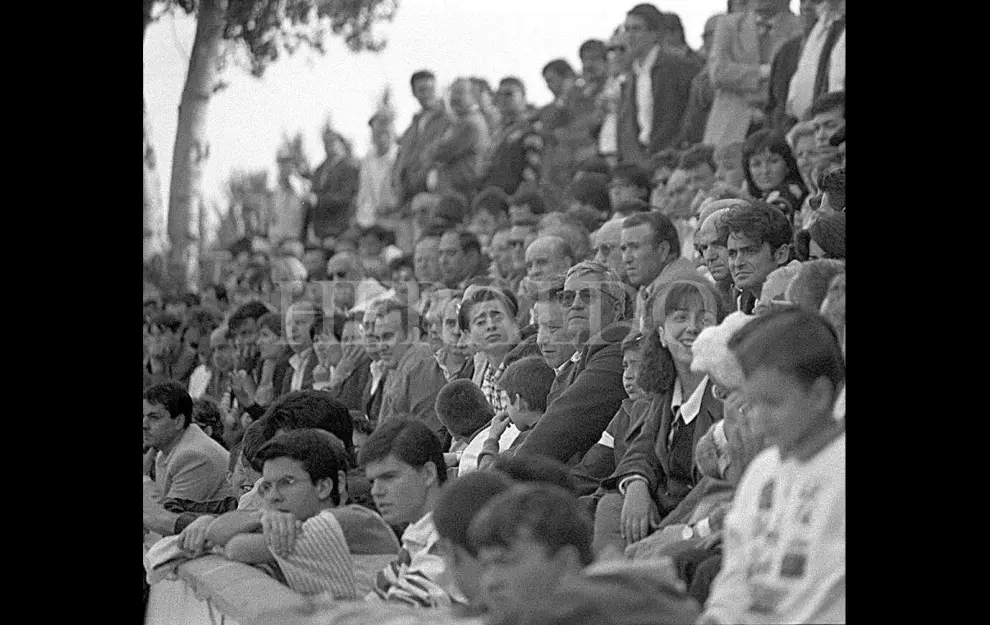 Aficionados de la SD Huesca en la grada de El Alcoraz en junio de 1996 | Rafael Gobantes