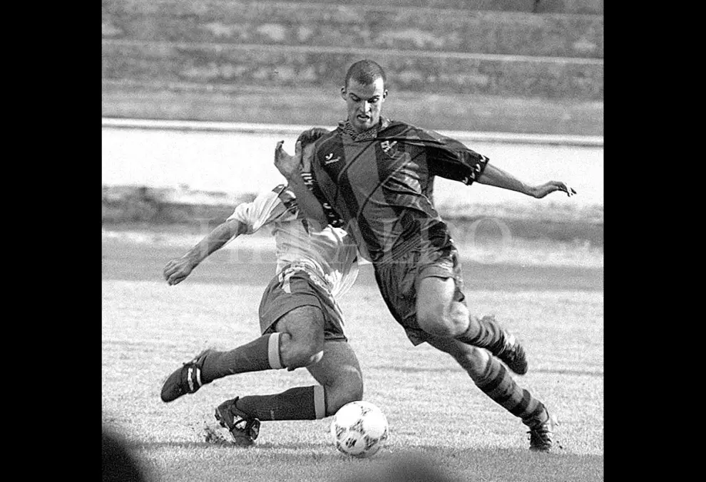 Escario, defensa de la SD Huesca llevándose el balón en un partido en septiembre de 1997 | Javier Blasco