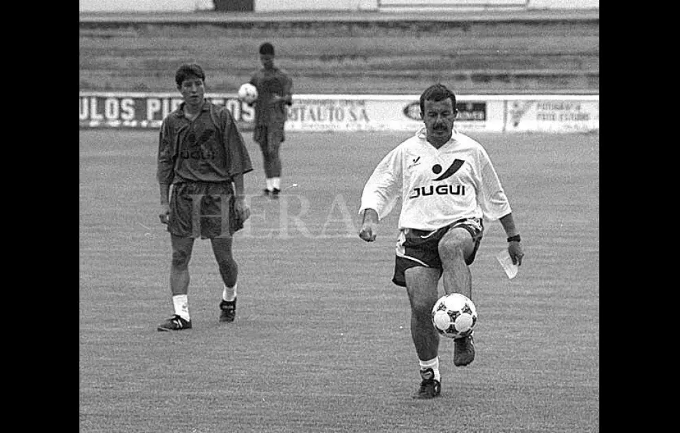 García Calderón, entrenador de la SD Huesca, en un entrenamiento en noviembre de 1996 | Rafael Gobantes