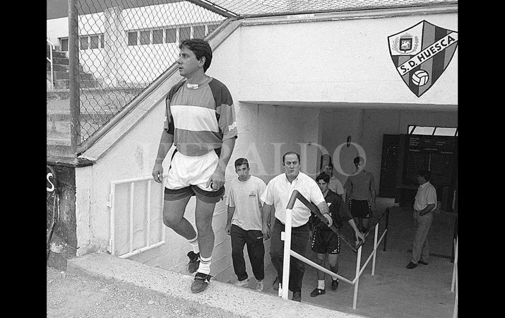 Garde sale del vestuario durante un entrenamiento de la SD Huesca en junio de 1997 | Rafael Gobantes