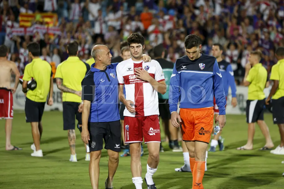 La SD Huesca perdió su oportunidad de subir a Primera el 17 de junio de 2017 ante el Getafe. Gonzalo Melero es consolado junto a Sergio Herrera | Enrique Cidoncha