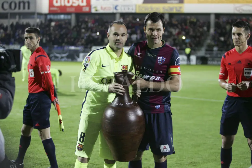 Partido de Copa del Rey entre la SD Huesca y el FC Barcelona celebrado el 3 de diciembre de 2014 en El Alcoraz. Iniesta con Juanjo Camacho | Javier Blasco