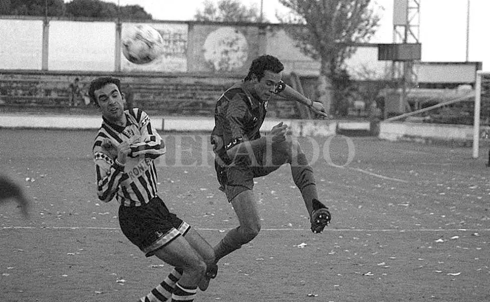 Partido de Segunda División entre la SD Huesca y el Barakaldo en abril de 1997. En la imagen, Cañizares despeja un balón | Rafael Gobantes