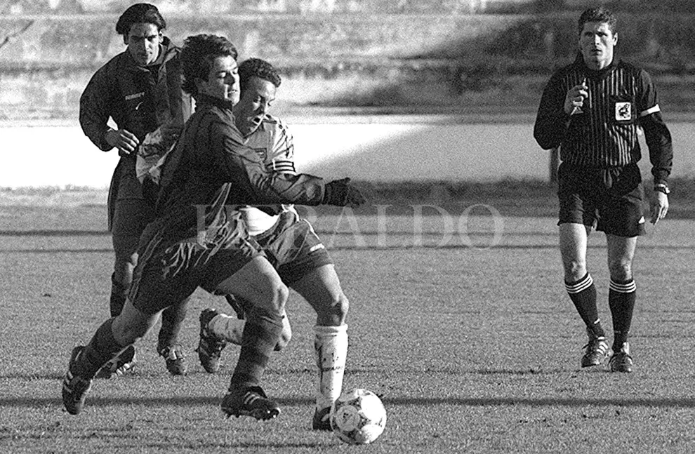 Partido de Tercera División entre la SD Huesca y el Sariñena. En la imagen, Sergio Flamarique pugna con el balón con Rodríguez ante la mirada de Royo en enero de 1999 | Rafael Gobantes