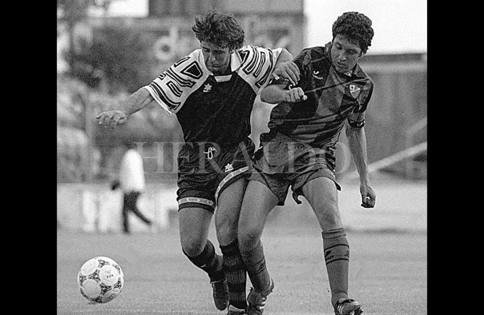 Partido de liga entre el Huesca y el Aurrea en el año 1996. En la imagen, Juan Carlos con Samaniego | Rafael Gobantes