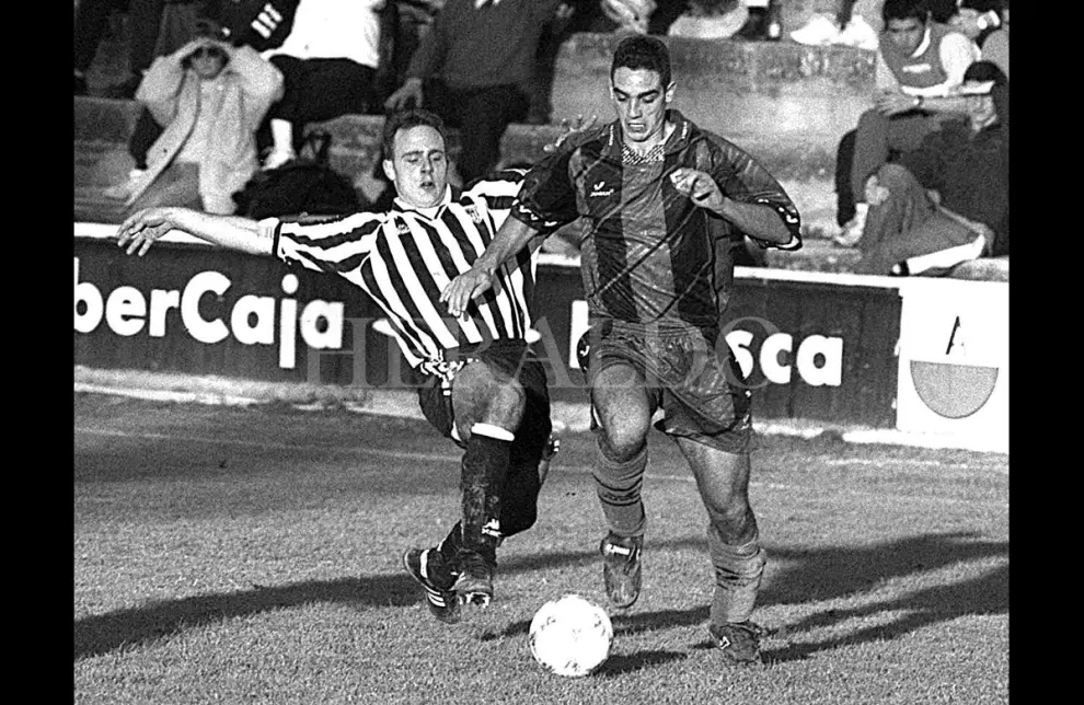 Partido entre la SD Huesca y el Athletic B en El Alcoraz en febrero de 1997. En la imagen, Nogueras | Javier Blasco