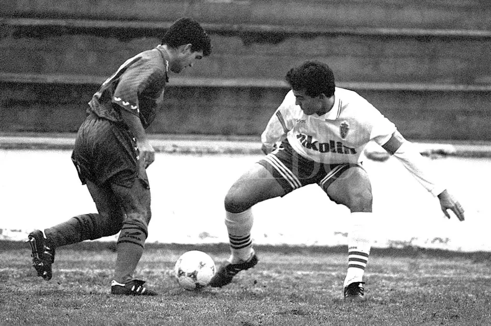 Partido entre la SD Huesca y el Real Zaragoza B en diciembre de 1996. En la imagen, César y Suárez | Javier Blasco