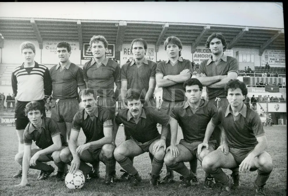 Los jugadores de la SD Huesca posan para los fotógrafos en la presentación de la plantilla de la temporada 87-88 | Fernando Paules