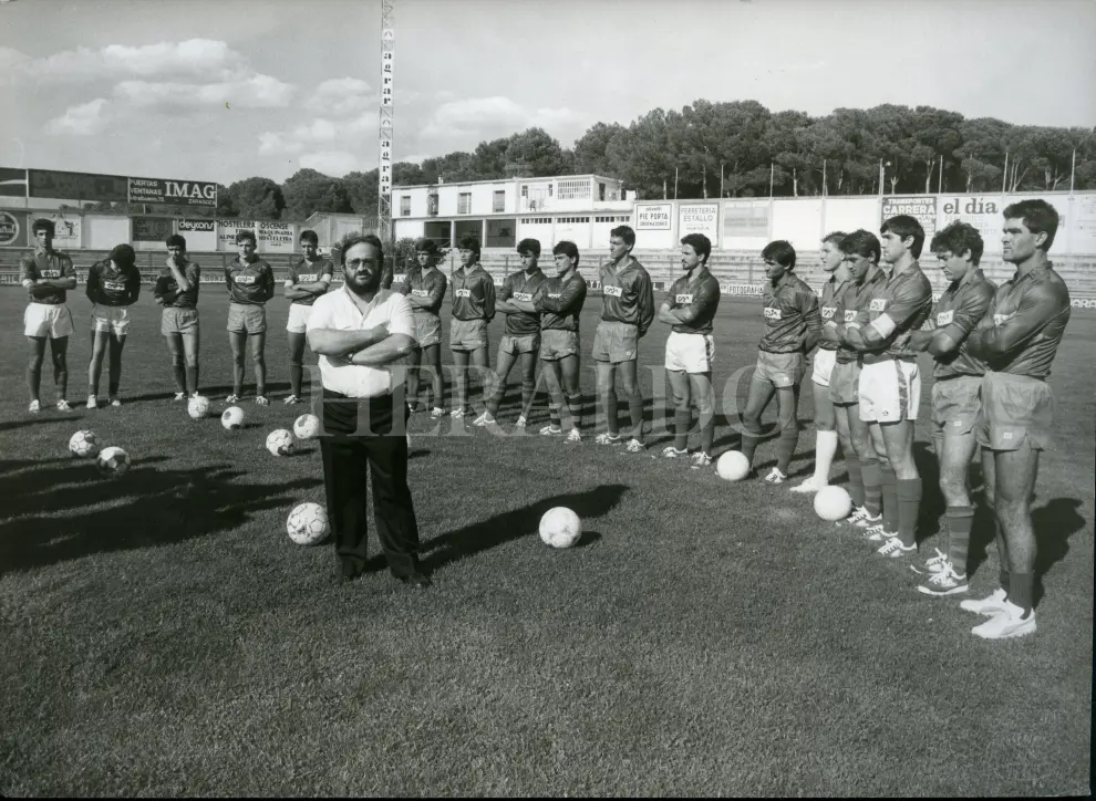 La plantilla del Huesca de la temporada 87-88 con Néstor Gavín, presidente de la entidad, en primer término | Fernando Paules