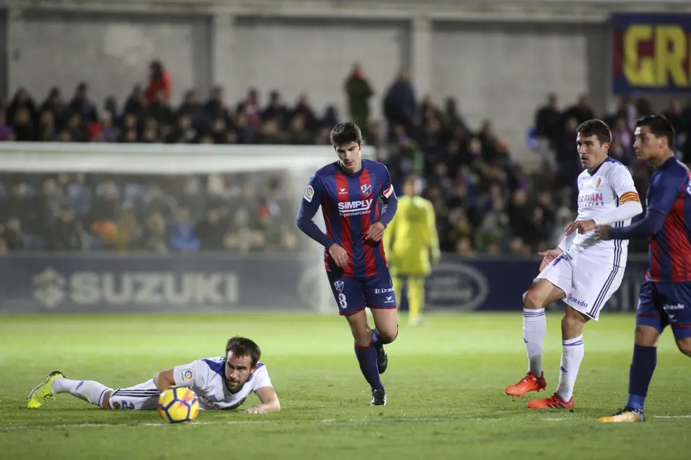 Partido SD Huesca - Real Zaragoza. 3-1 (6 de noviembre de 2017). Mikel González, en el suelo, ante Gonzalo Melero | Verónica Lacasa