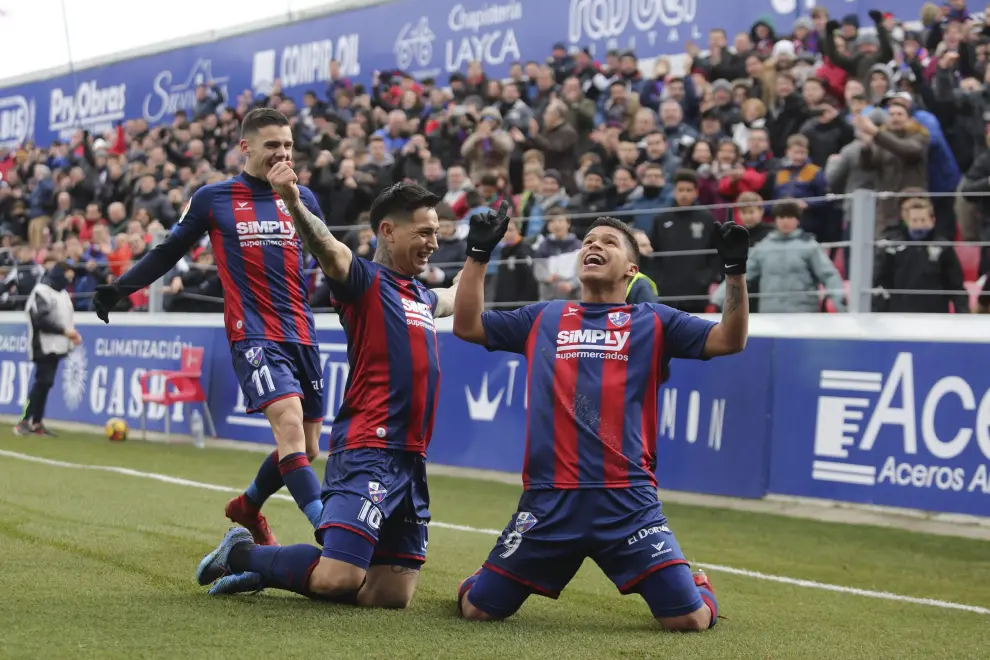 Partido SD Huesca - Numancia. 2-1 (14 de enero de 2018). Cucho Hernández mira al cielo mientras celebra con Chimy Ávila -en presencia de Gallar- el definitivo 2-1 | Rafael Gobantes