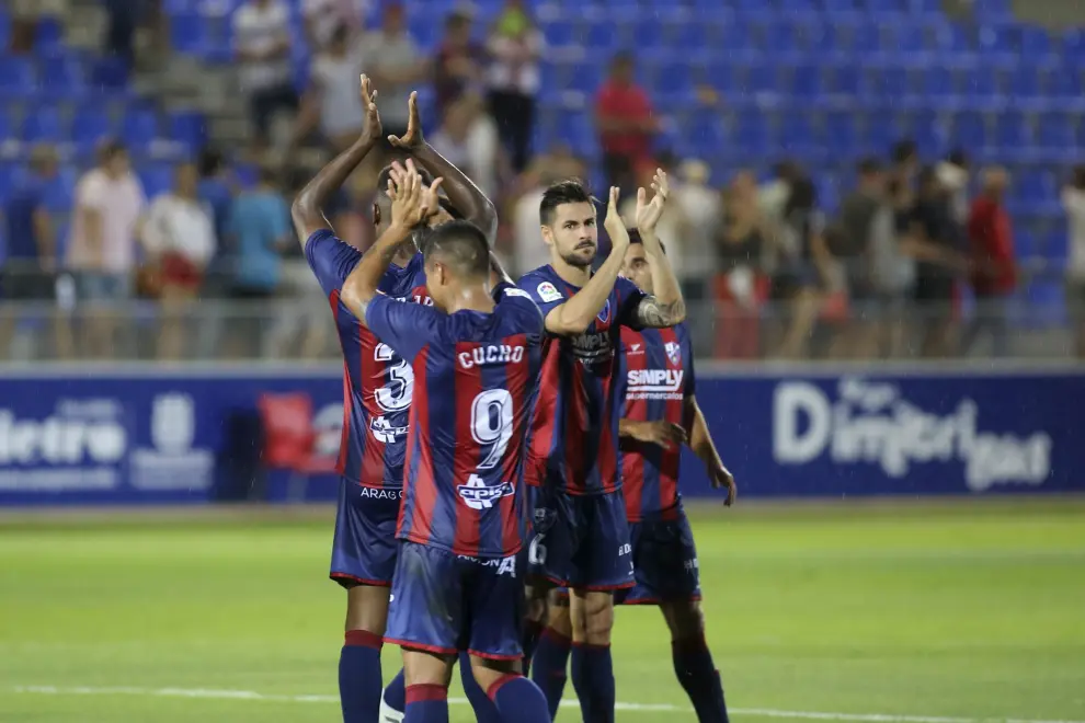 Partido SD Huesca - Lorca. 2-0 (26 de agosto de 2017). Los jugadores del Huesca saludan a su afición | Rafael Gobantes