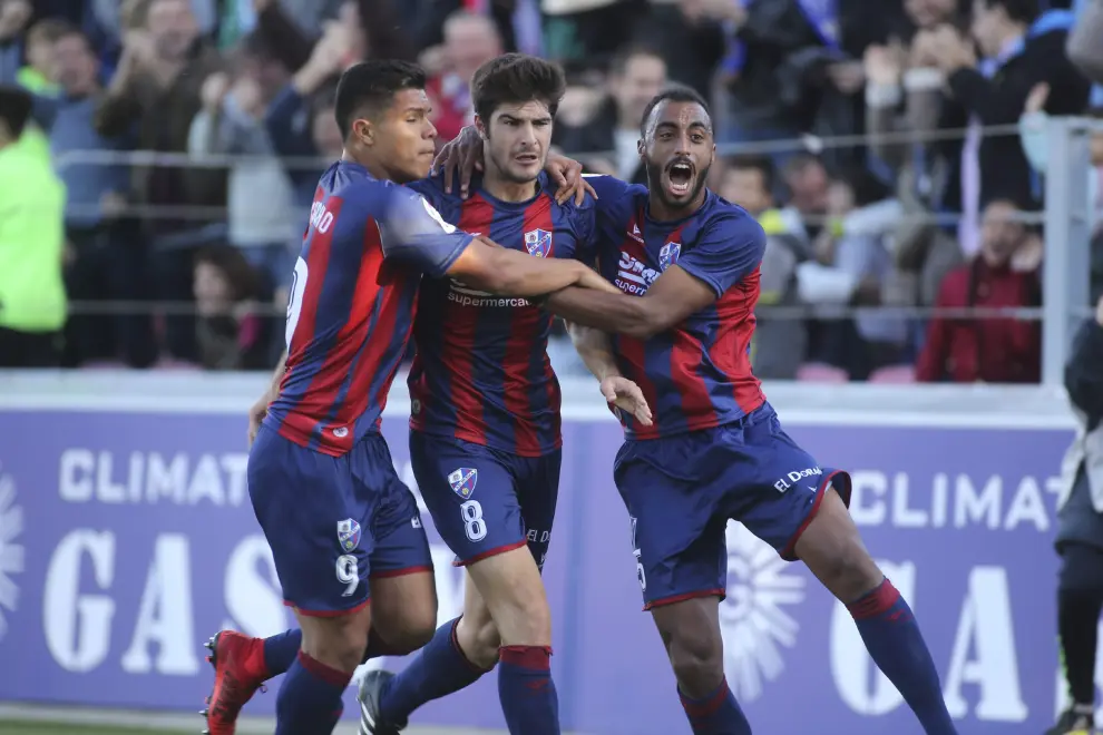 Partido SD Huesca - Tenerife. 3-0 (18 de noviembre de 2017). Melero celebrando el gol. Cucho, Melero y Akapo celebrando uno de los goles | Rafael Gobantes