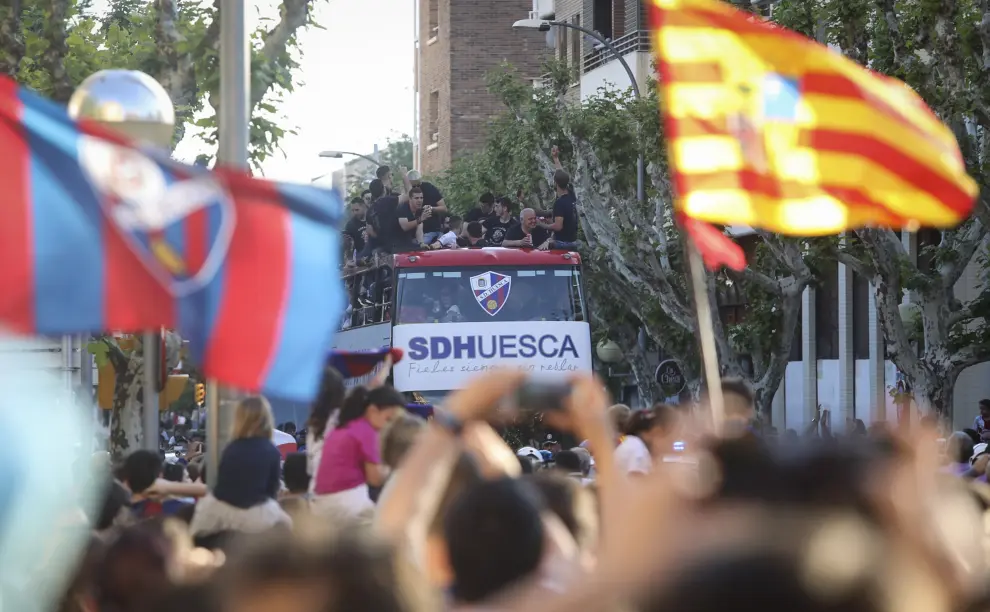 El Huesca celebra el ascenso con su afición